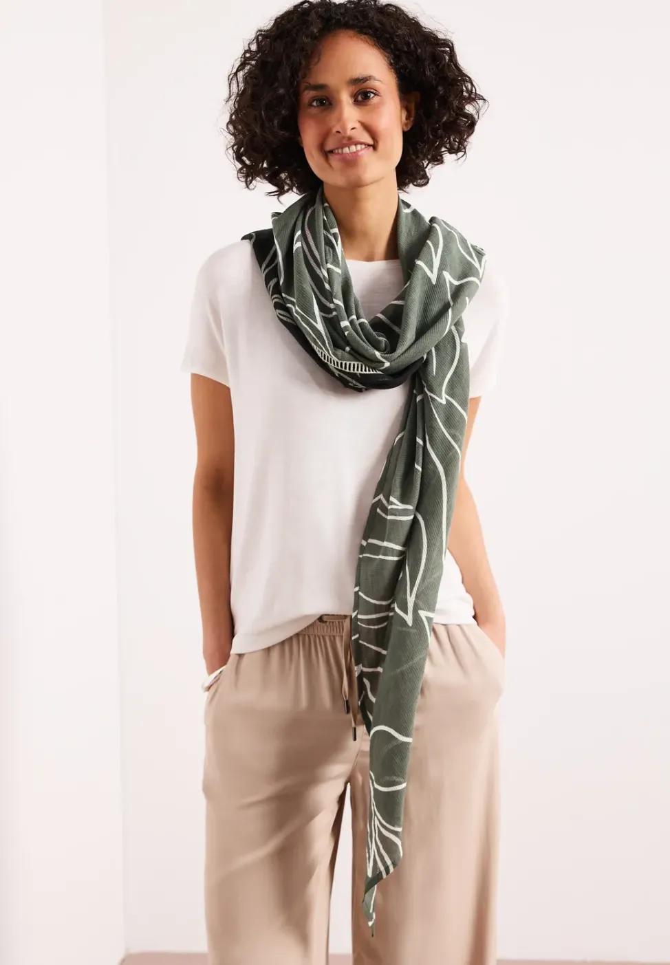 Foulard triangulaire avec impression de feuilles