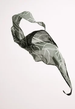 Foulard triangulaire avec impression de feuilles