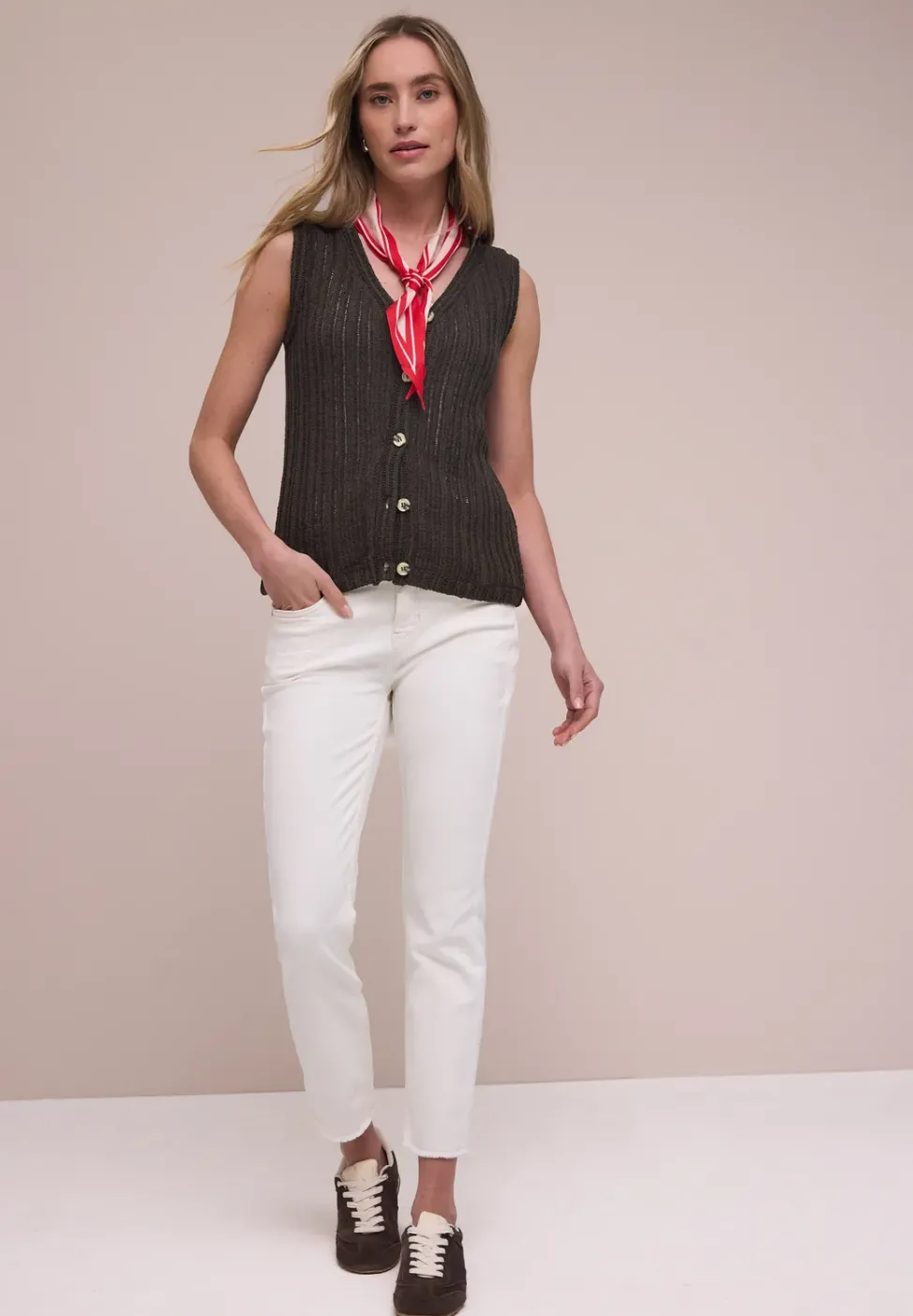 Gilet avec col en V et patte de boutonnage