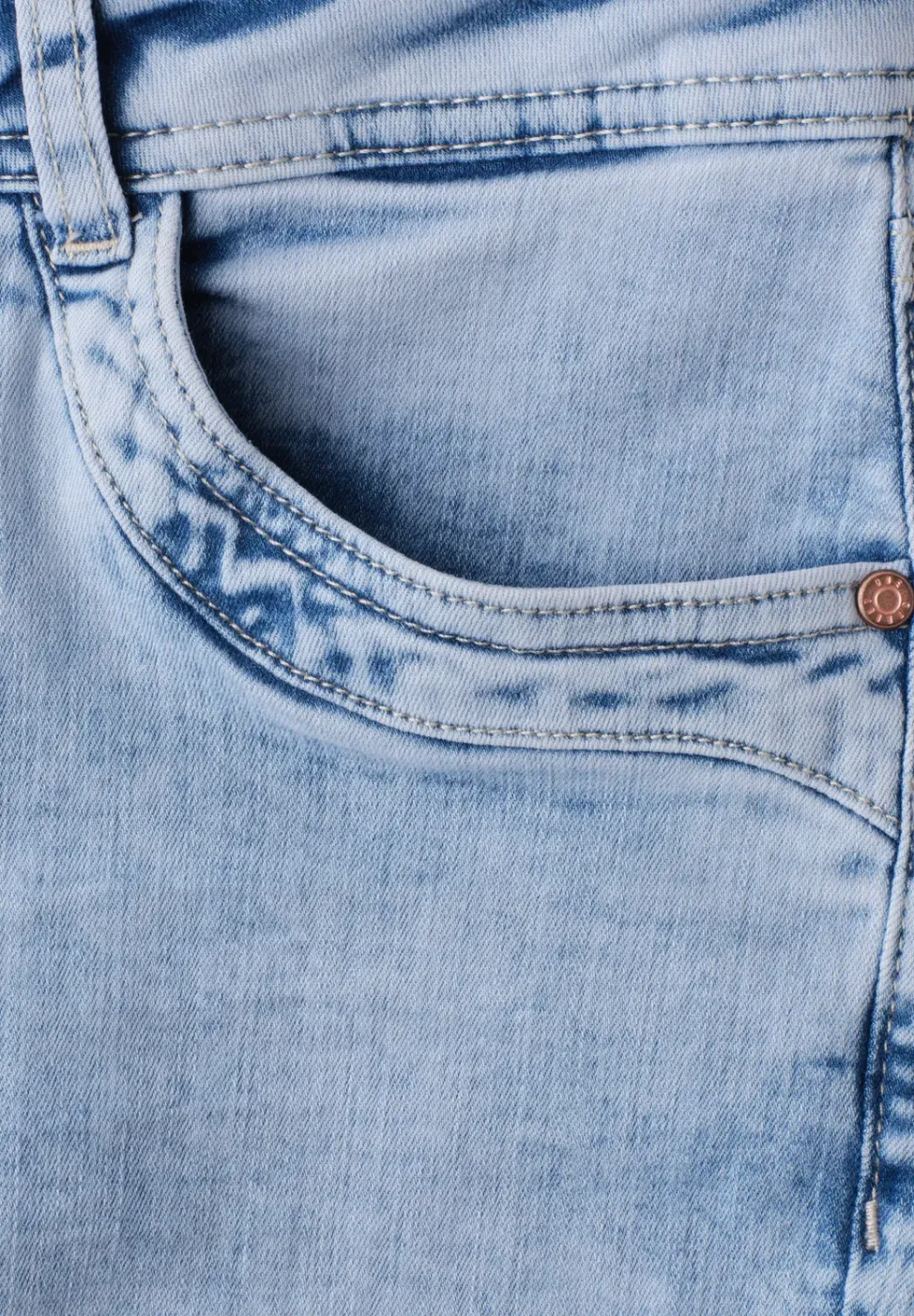 Jeans Slim Legs avec détails destroyed