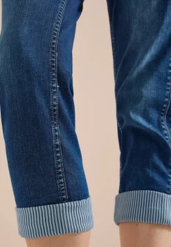 Jean taille mi-haute à coupe droite au style décontracté