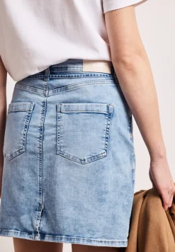 Jupe en jean longueur genou avec détail de ceinture