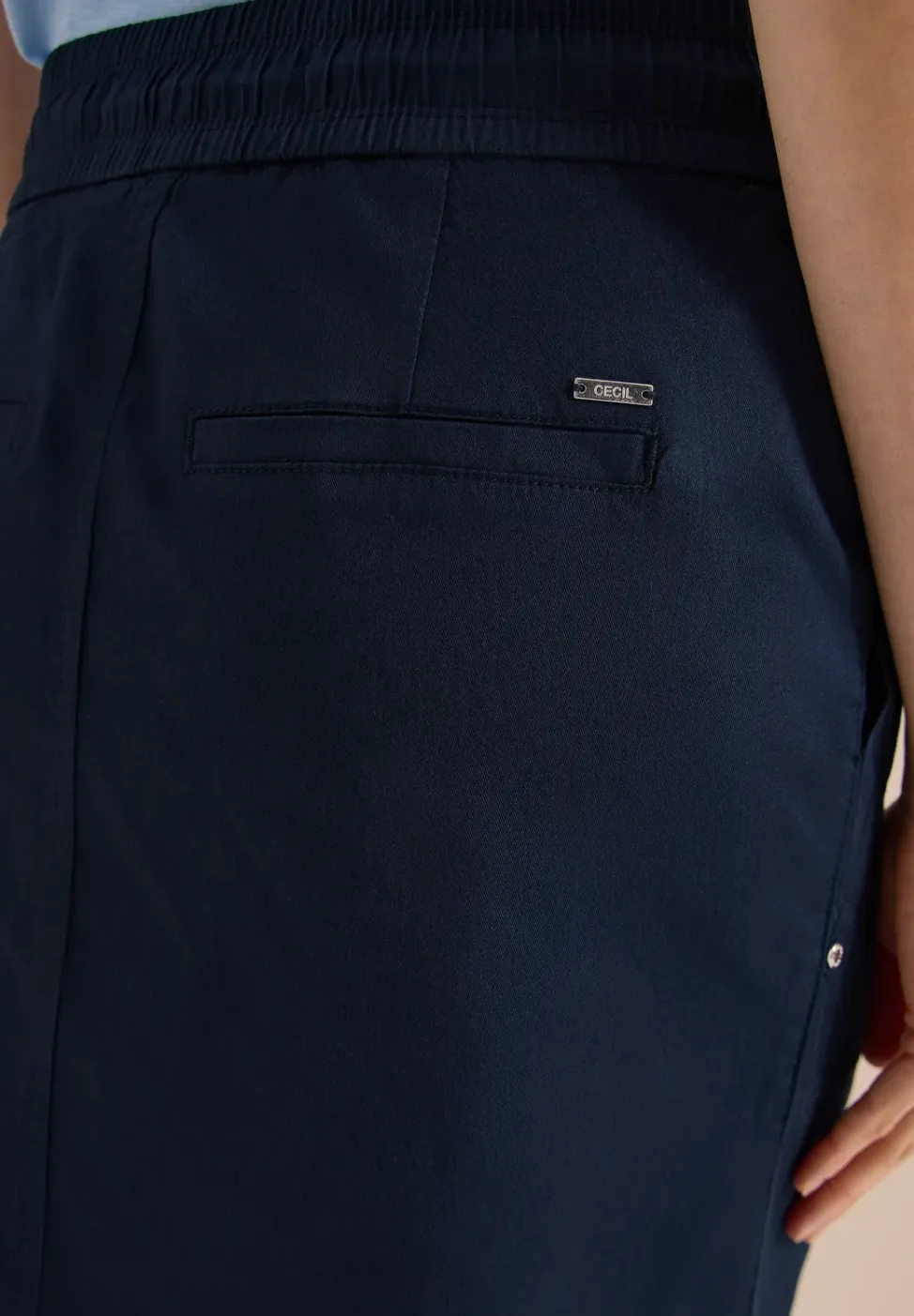 Jupe longue au genou, look délavé