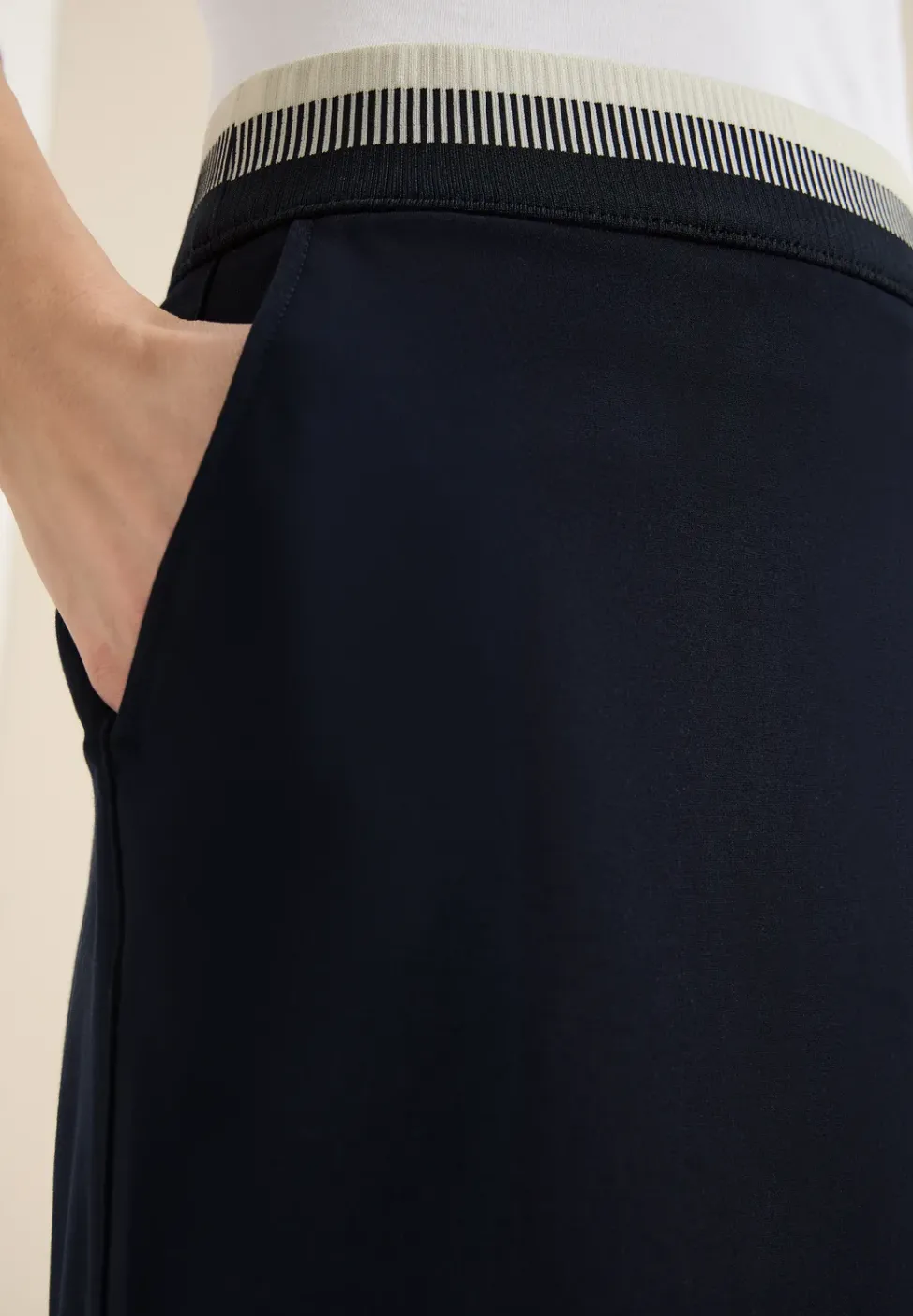 Jupe longueur genou avec détail de ceinture