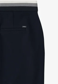 Jupe longueur genou avec détail de ceinture