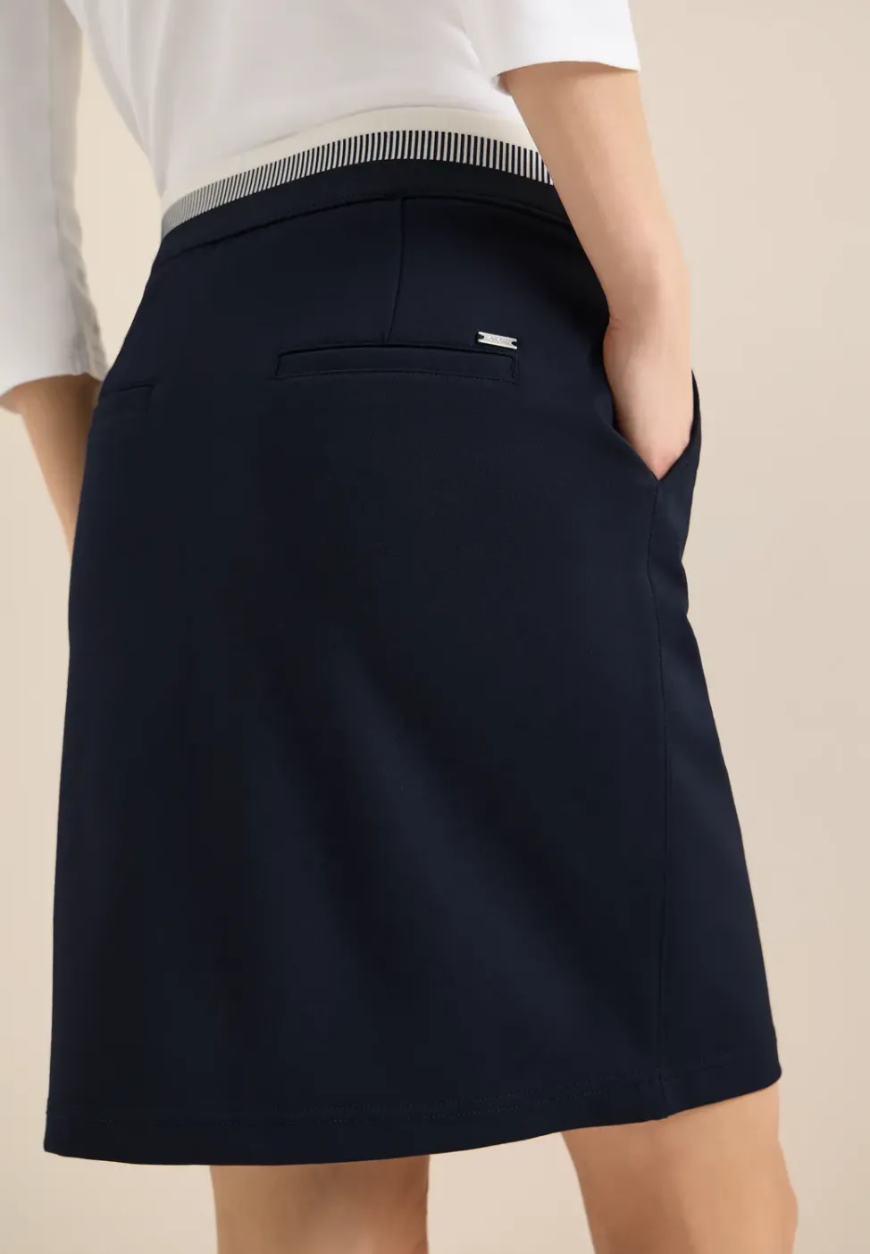Jupe longueur genou avec détail de ceinture