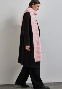 Longue écharpe en tricot