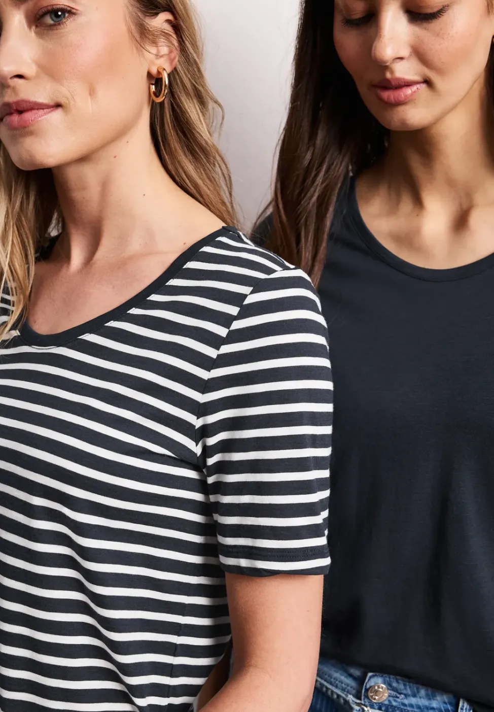 Lot de 2 T-shirts avec encolures arrondies en V
