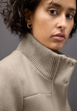 Manteau avec détails en tricot