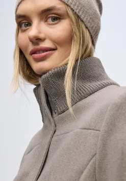 Manteau avec détails en tricot