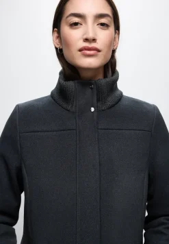 Manteau avec détails en tricot