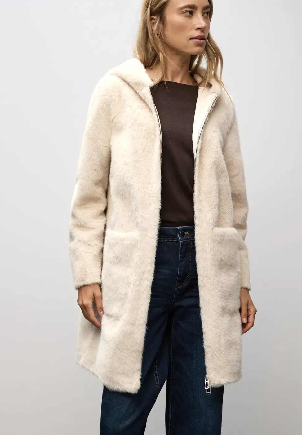Manteau en fausse fourrure avec capuche