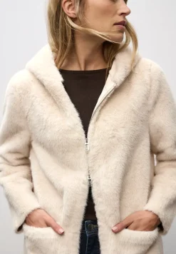 Manteau en fausse fourrure avec capuche