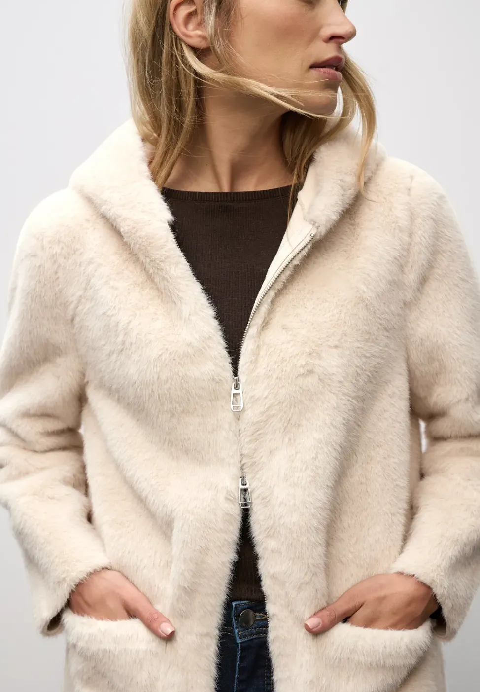 Manteau en fausse fourrure avec capuche