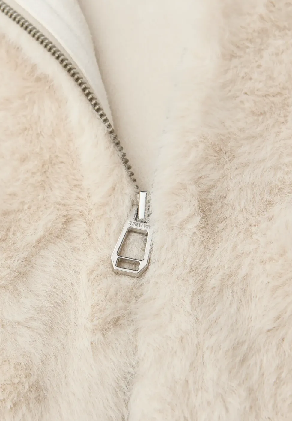 Manteau en fausse fourrure avec capuche