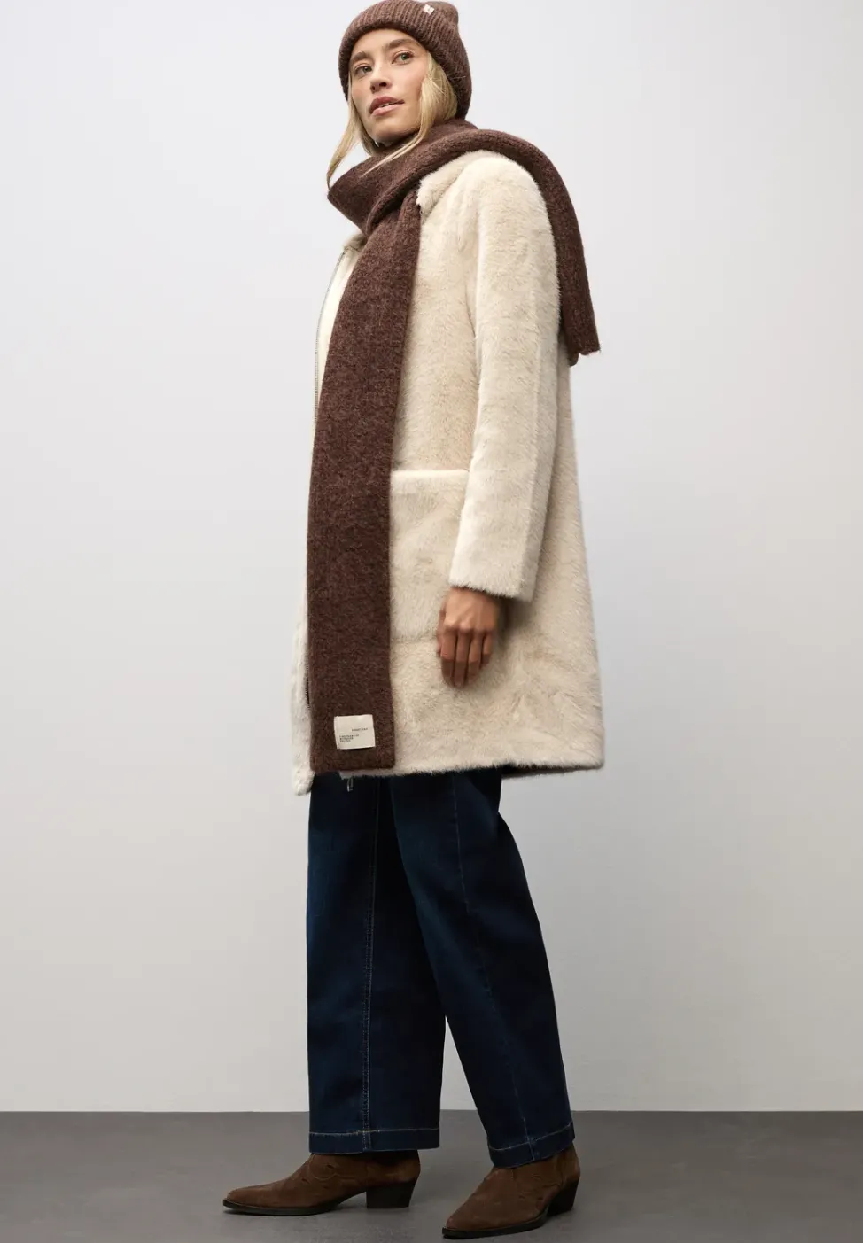 Manteau en fausse fourrure avec capuche
