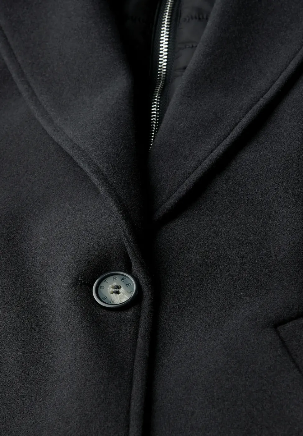 Manteau à revers avec incrustation