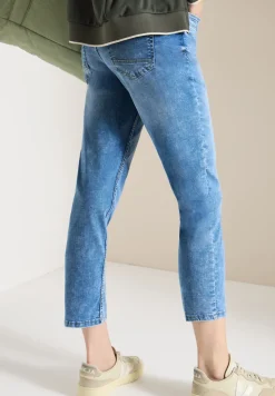 Mid Waist Slim Leg Jeans dans un Casual Fit