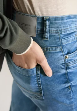 Mid Waist Slim Leg Jeans dans un Casual Fit