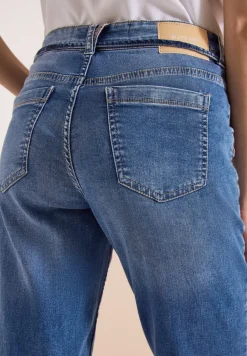 Mid Waist Slim Leg Jeans dans un Casual Fit