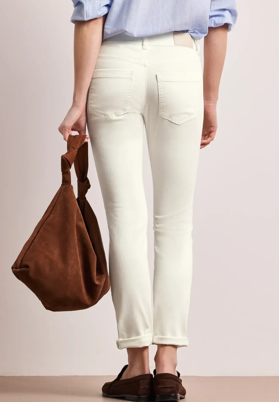 Mid Waist Slim Leg Jeans dans un Casual Fit