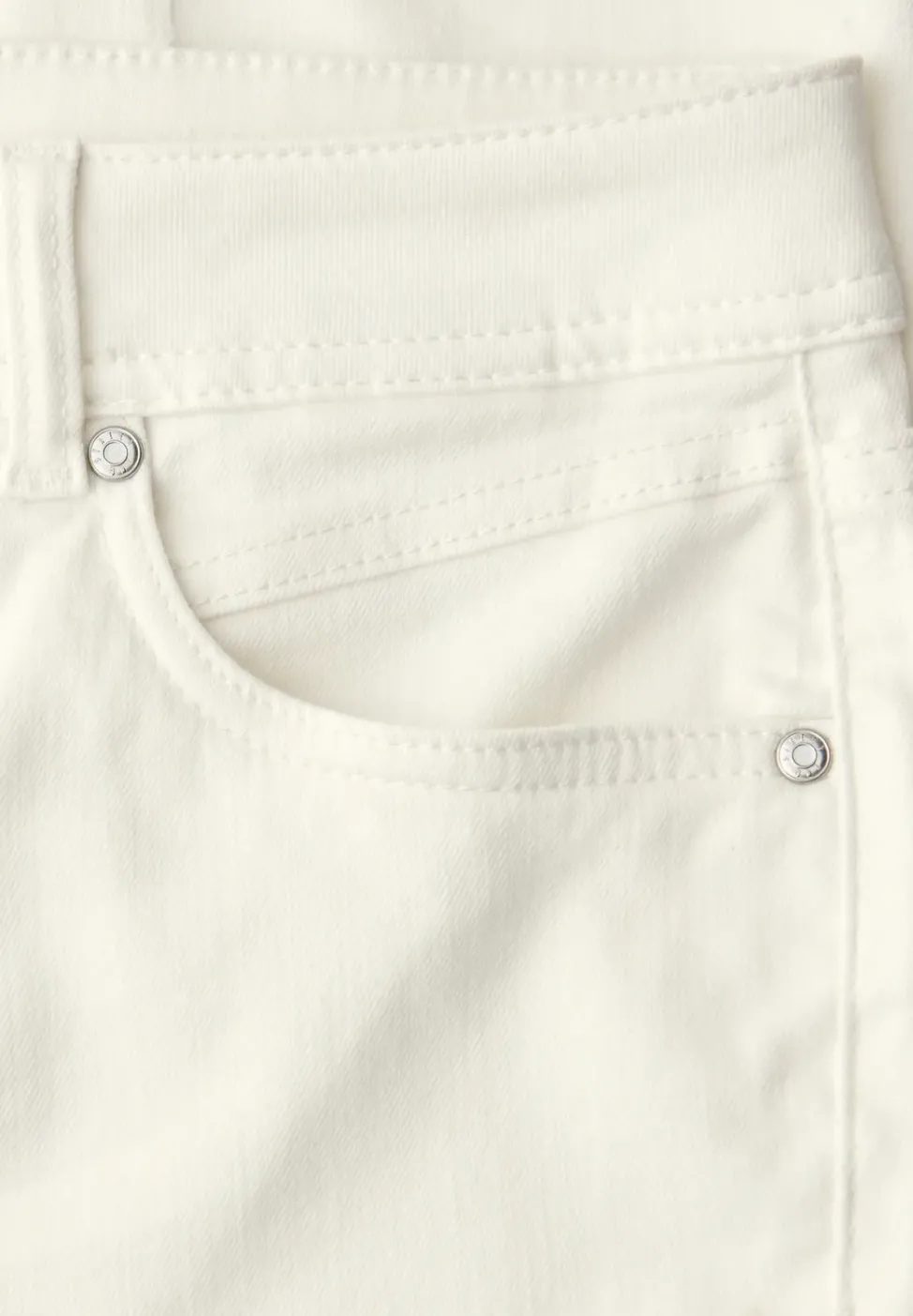 Mid Waist Slim Leg Jeans dans un Casual Fit