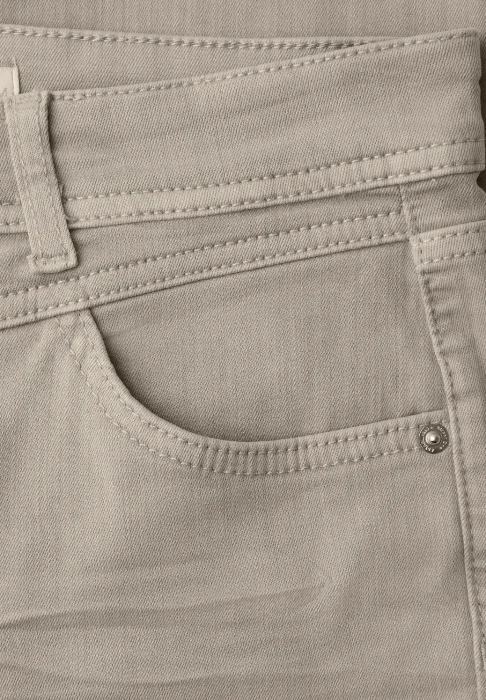 Mid Waist Slim Leg Jeans dans un Casual Fit
