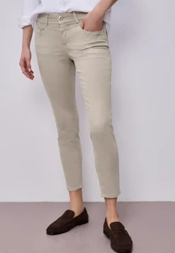 Mid Waist Slim Leg Jeans dans un Casual Fit