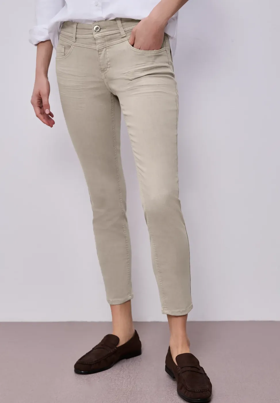 Mid Waist Slim Leg Jeans dans un Casual Fit