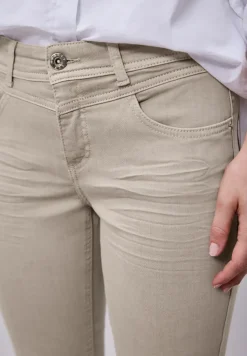 Mid Waist Slim Leg Jeans dans un Casual Fit