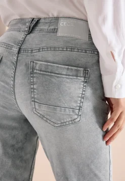 Mid Waist Slim Leg Jeans dans un Casual Fit