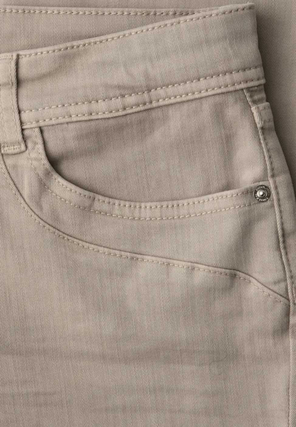 Mid Waist Straight Leg Jeans dans le Slim Fit