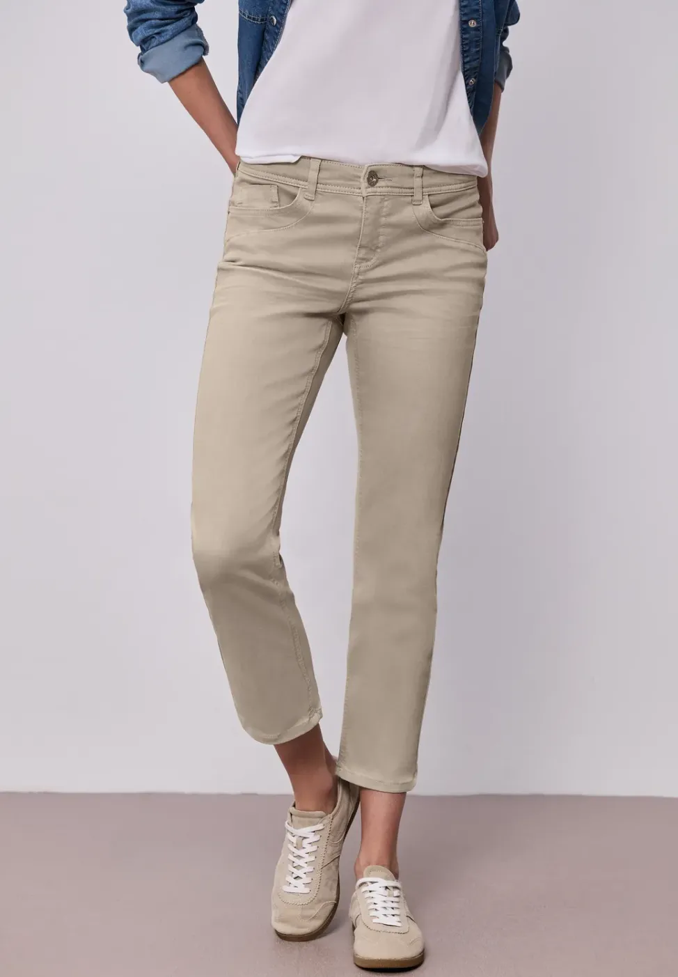 Mid Waist Straight Leg Jeans dans le Slim Fit