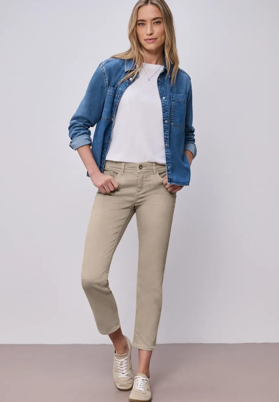 Mid Waist Straight Leg Jeans dans le Slim Fit