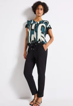 Mélange de matériaux pour la chemise à col en V