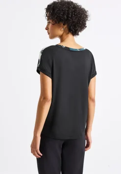 Mélange de matériaux pour la chemise à col en V