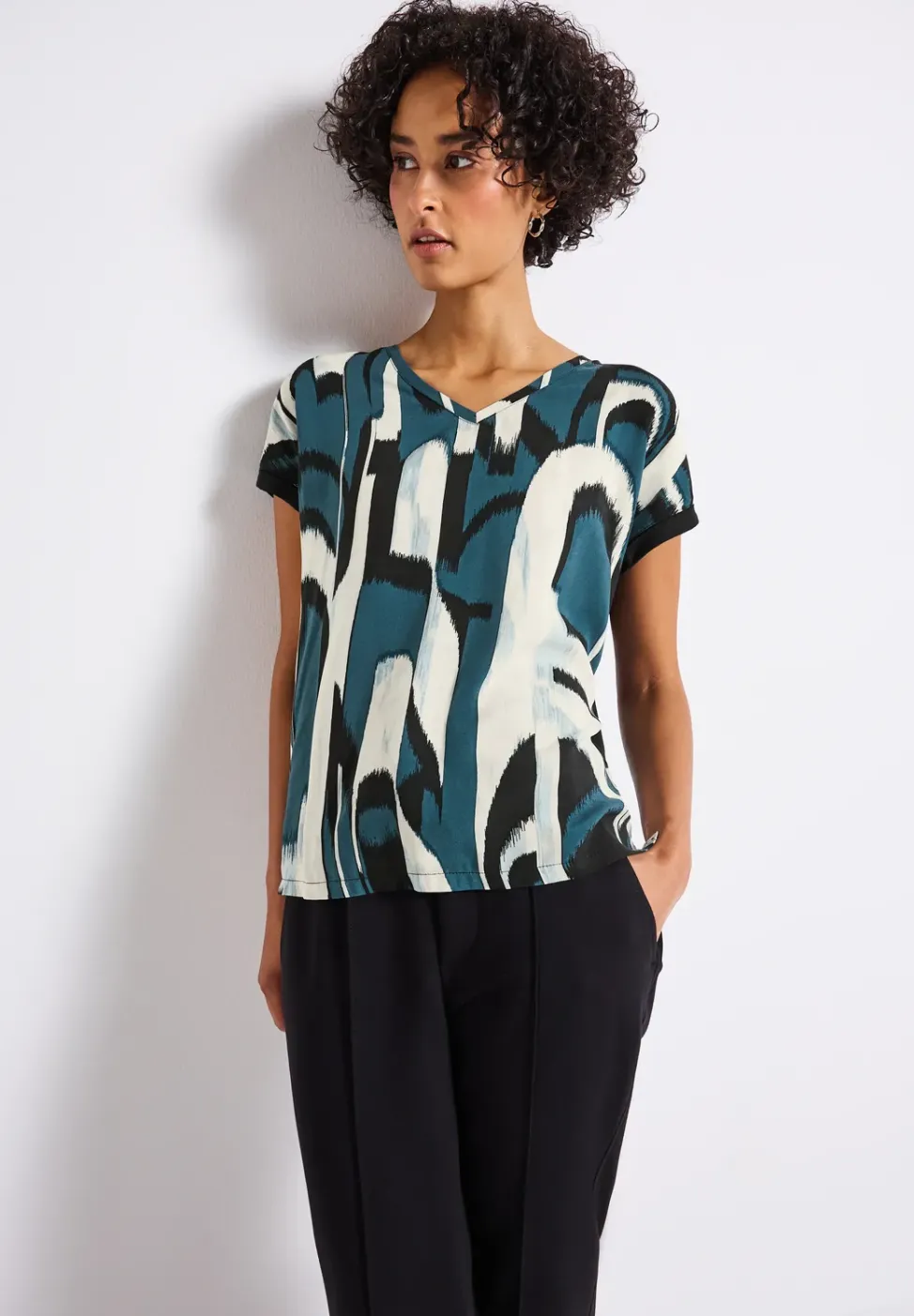Mélange de matériaux pour la chemise à col en V