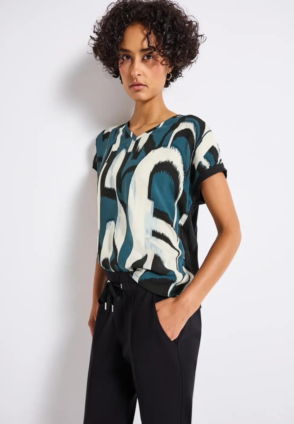 Mélange de matériaux pour la chemise à col en V