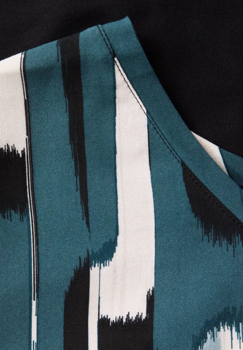 Mélange de matériaux pour la chemise à col en V