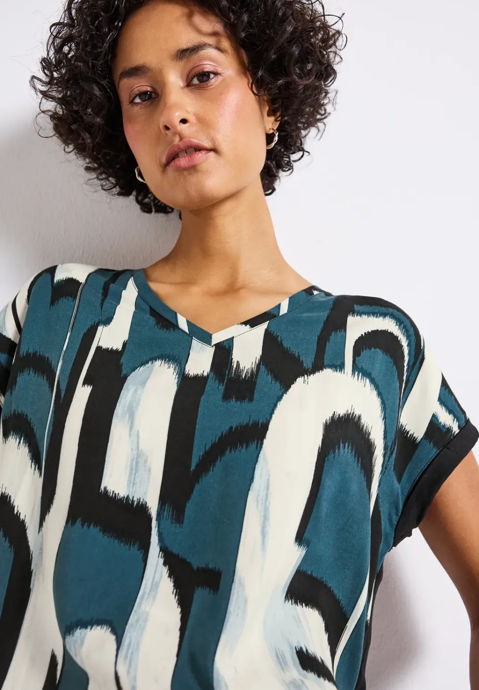 Mélange de matériaux pour la chemise à col en V
