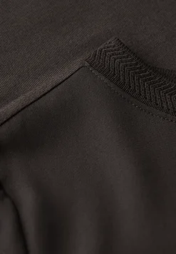 Mélange de matériaux pour la chemise en mousseline