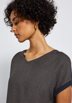 Mélange de matériaux pour la chemise à col en V