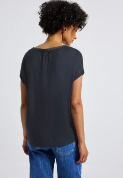 Mélange de matériaux pour la chemise à col en V