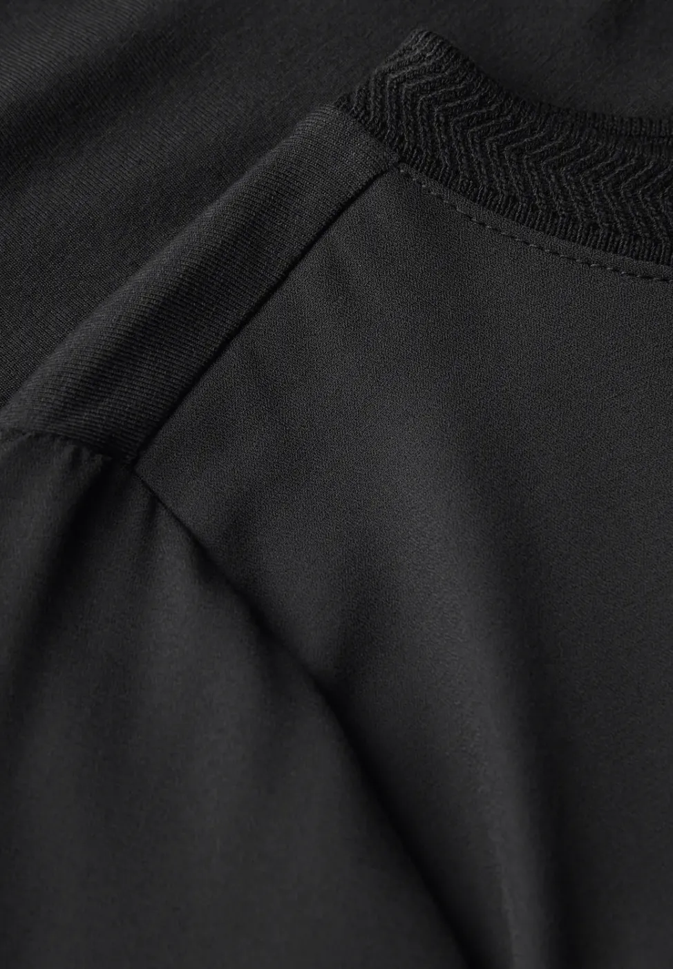 Mélange de matériaux pour la chemise en mousseline
