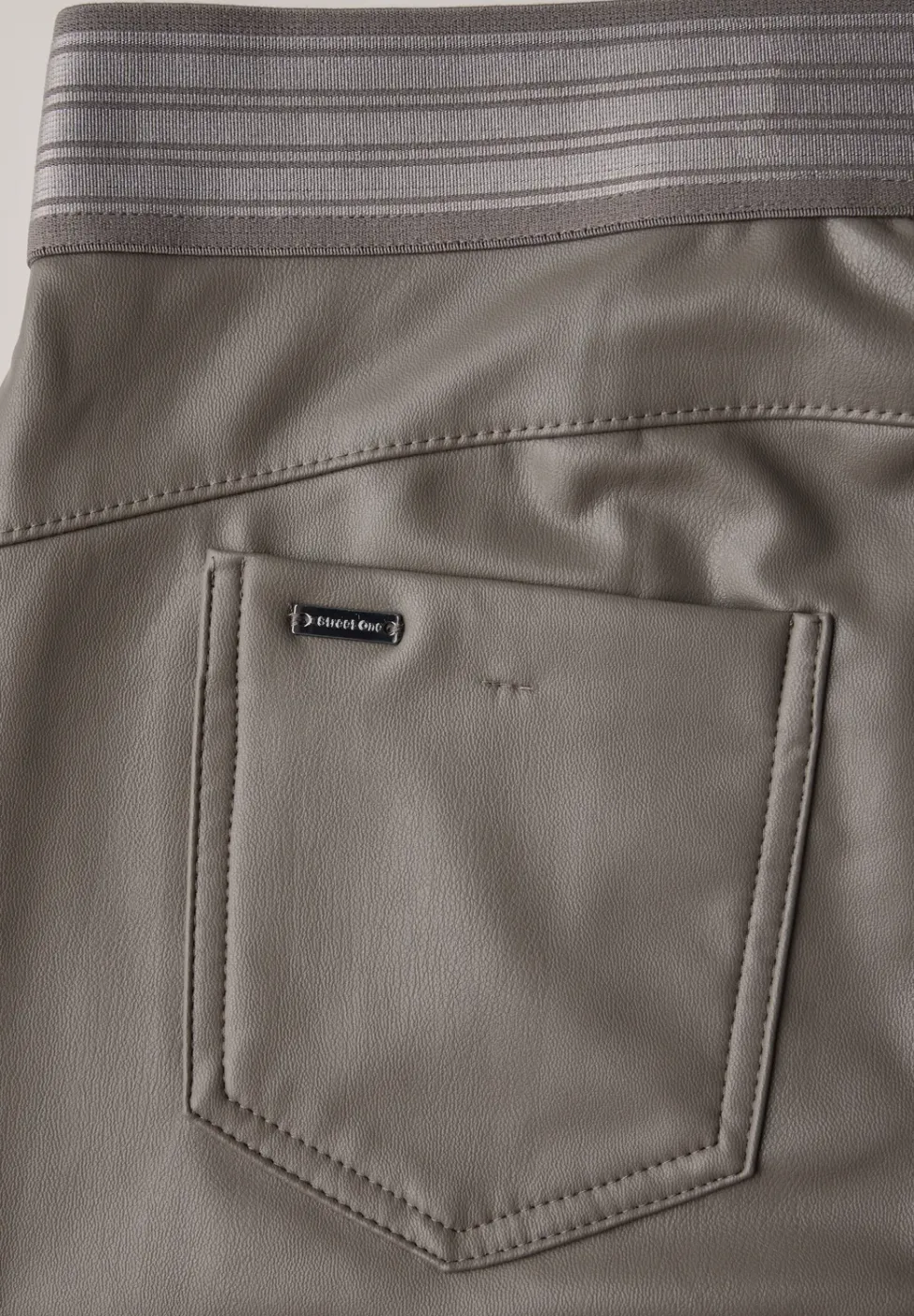 Pantalon enduit