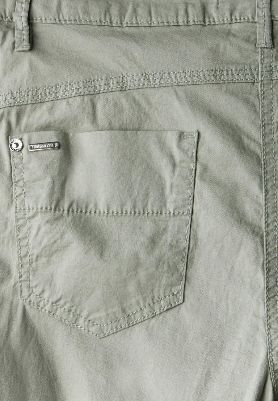 Pantalon 3/4 en satin avec poches