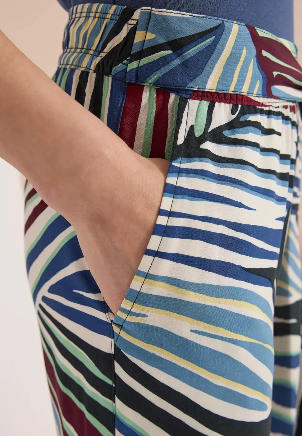 Pantalon à jambes larges avec imprimé et détail de ceinture