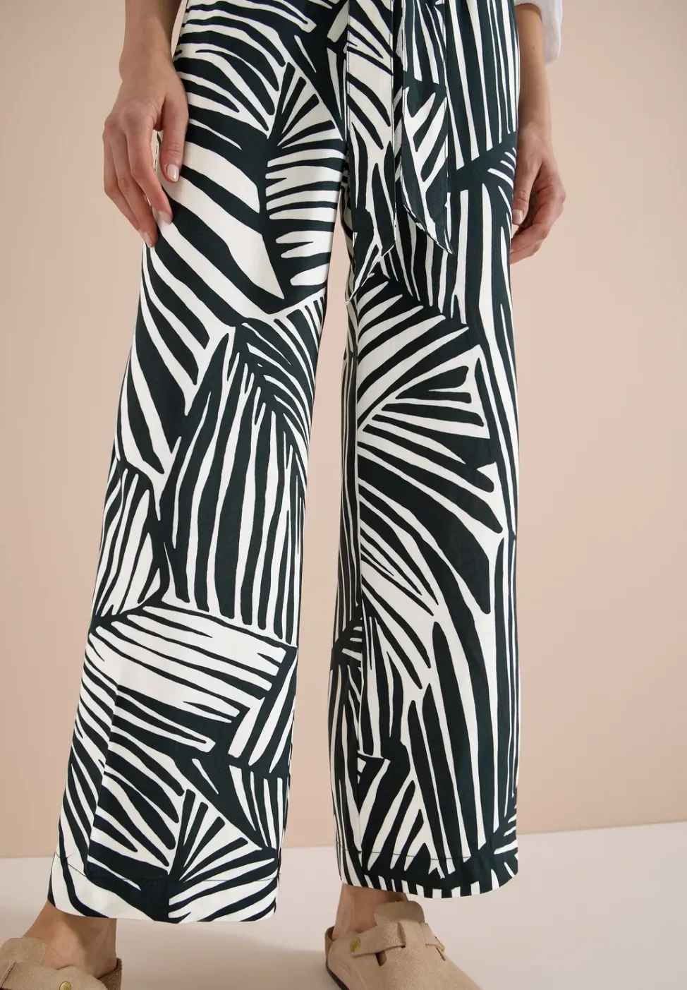 Pantalon à jambes larges avec imprimé et détail de ceinture