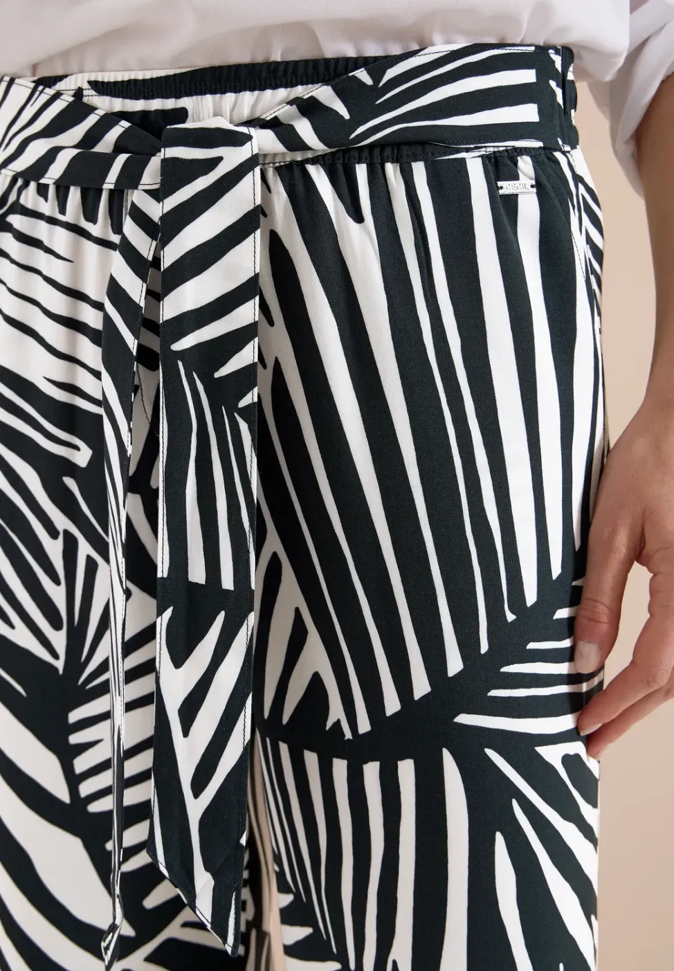 Pantalon à jambes larges avec imprimé et détail de ceinture