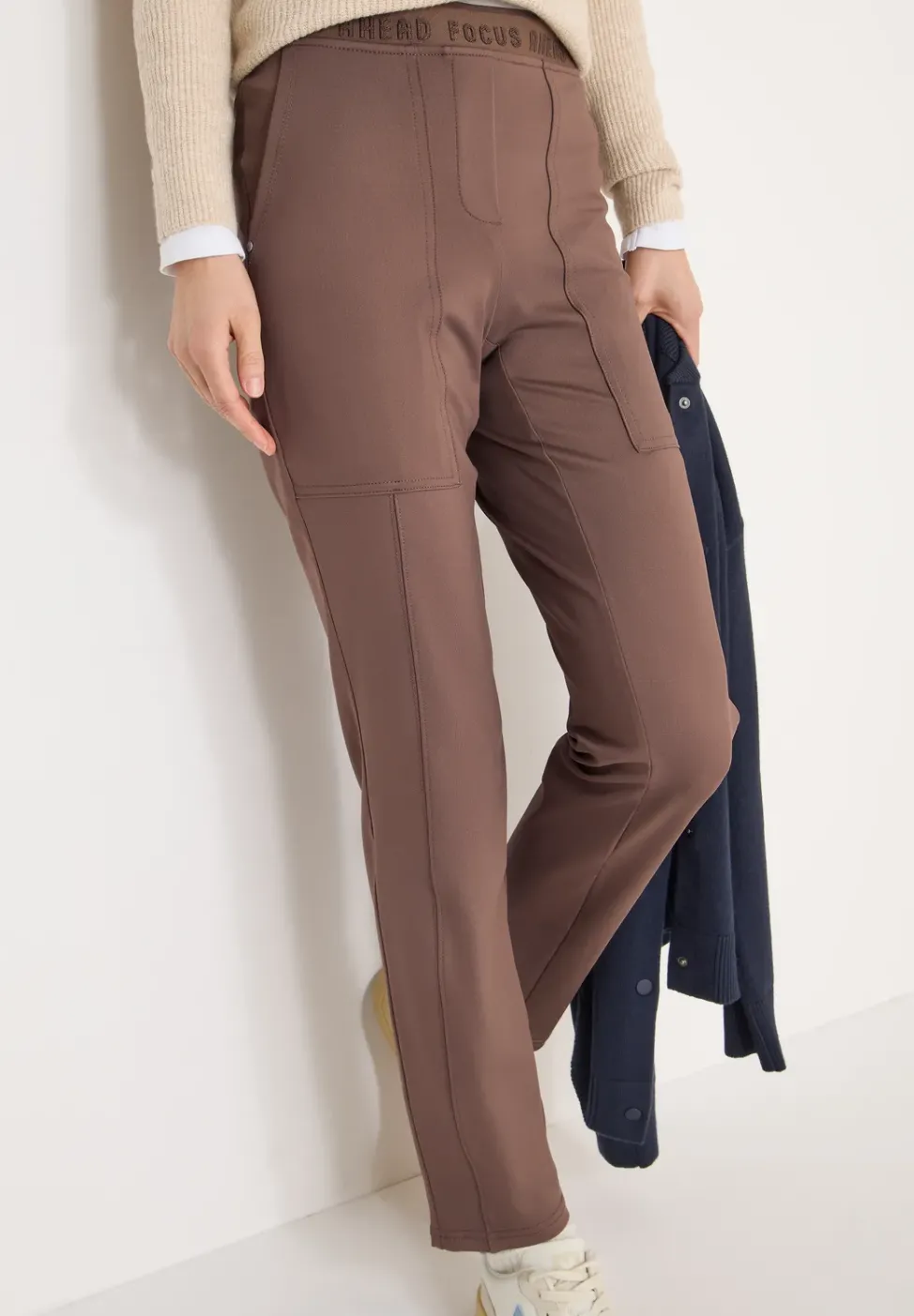 Pantalon à la coupe causale